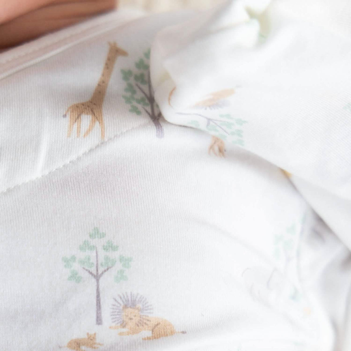 Magnetic Gown & Hat Set White Serene Safari - Magnetic Me