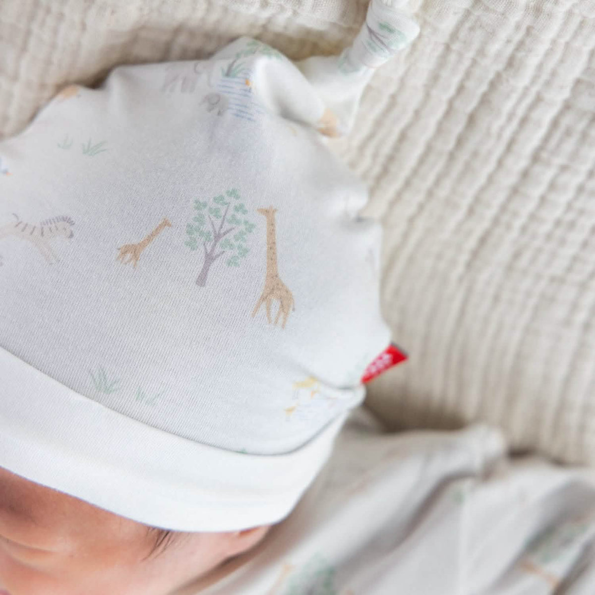 Magnetic Gown & Hat Set White Serene Safari - Magnetic Me
